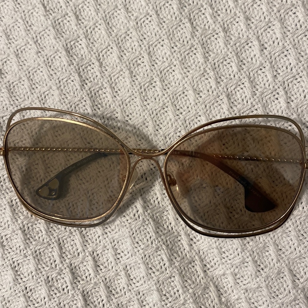ALICE + OLIVIA Women’s Sunglasses in shiny soft gold - NEVER WORN
